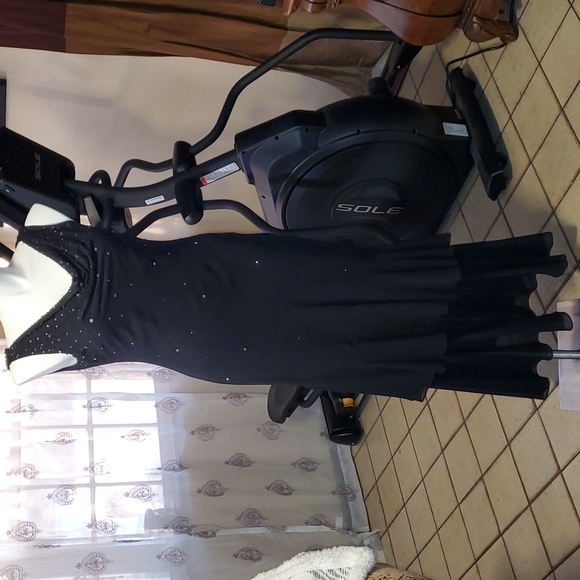 Black evening gown with beading - Picture 2 of 12